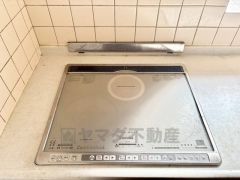 お手入れのしやすいIHクッキングヒーターです。3口コンロなので、効率よくお料理が楽しめます。毎日のお料理も楽しくなりますね＾＾ 