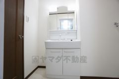 三面鏡にハンドシャワー付きで使いやすい洗面台です＾＾鏡裏と洗面ボウル下に収納付きの洗面台なので、整理整頓ができスッキリと使えます＾＾