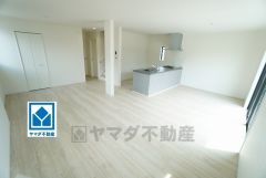 22.17帖。家族が集まる開放的なリビング。思い思いの時間を過ごしたり食事をしたり、素敵な団らんの場になりますね。