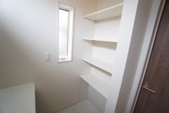 便利な洗面室収納。散らかりがちなバスタオルや清掃用品、化粧品や予備のシャンプー等もきれいに整頓できますね。