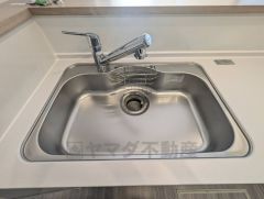 大きなお鍋も楽々洗える幅の広いシンクです＾＾ステンレスシンクなので簡単にお掃除できますよ。洗剤やスポンジもすっきりできる収納付き。