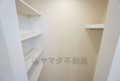 洗面室には収納スペースが設けられています＾＾雑然とした洗面室がすっきり片付けやすくなります＾＾ジャマや下着を個室に取りに行くという手間も省けますね＾＾ 