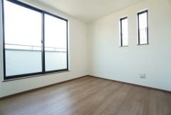 2面採光を確保した明るい室内は、風通しも良く、大変居心地の良い空間となっております。日当たりがよく、子供部屋としての利用もおすすめ。