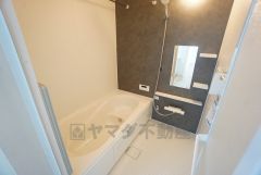 1日の疲れを癒すくつろぎのバスルーム。足を伸ばしてもゆったりと入れるサイズです。お子様と一緒にお風呂に入っても狭くないですね^^