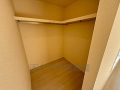 洋室にはハンガーパイプ付きのウォークインクローゼットが設けられています。たっぷり収納できるので衣替えの心配もいりませんね＾＾