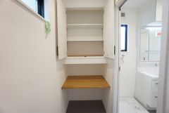 脱衣室には収納棚・カウンター完備＾＾