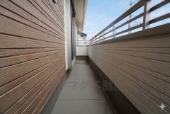 南向きで陽当たりの良いバルコニーです。 心地よい自然の光や風を感じることができ、ほどよく開放感のある空間＾＾