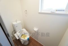 1階2階の2ヶ所にトイレがありますので、忙しい朝にも家族に気を使わず、ゆとりが生まれますね＾＾ 小窓付きで換気する時に便利です＾＾