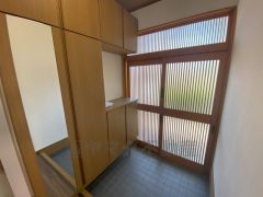 採光も考えられた明るい玄関です。たっぷり収納できるシューズボックス付きなので、家族全員の靴がきれいに整頓できます。