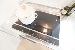 お手入れのしやすいIHクッキングヒーターです。3口コンロなので、効率よくお料理が楽しめます。毎日のお料理も楽しくなりますね＾＾