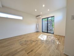 大きな掃き出し窓のあるリビングは、陽光あふれる明るい空間です。ゆったりと寛げる憩いの場となりそうです。