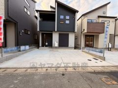 駐車スペースはゆとりある2台分を確保。マイカー用に、お客さま用に、余裕を持ってご利用いただけます。