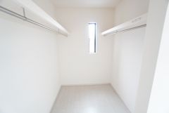 洋室にはハンガーパイプ付きのウォークインクローゼットが設けられています。たっぷり収納できるので衣替えの心配もいりませんね＾＾