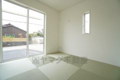 リビング隣には、ホッとできる和室を用意。客間としてはもちろん、お子様のお昼寝スペースや書斎としても活躍してくれそうです＾＾ 