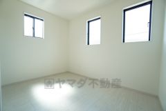 主寝室としてお使いいただけそうなこちらのお部屋は、日当たりが良く、爽やかな風を感じて起きる朝は、快適生活の始まりに＾＾