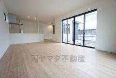 大きな掃き出し窓のあるリビングは、陽光あふれる明るい空間です。ゆったりと寛げる憩いの場となりそうです。