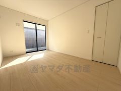 主寝室としてお使いいただけそうなこちらのお部屋は、日当たりが良く、爽やかな風を感じて起きる朝は、快適生活の始まりに。