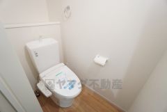 1階2階の2ヶ所にトイレがありますので、忙しい朝にも家族に気を使わず、ゆとりが生まれますね＾＾ ウォシュレット、暖房便座など、使い勝手のよい高機能トイレです。