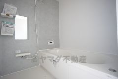 1日の疲れを癒すくつろぎのバスルーム。足を伸ばしてもゆったりと入れるサイズです。お子様と一緒にお風呂に入っても狭くないですね＾＾