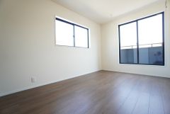 7帖。主寝室としてお使いいただけそうなこちらのお部屋は、日当たりが良く、爽やかな風を感じて起きる朝は、快適生活の始まりに。
