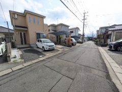 前面道路は西側約4ｍの公道に面しています＾＾ 住人以外の車の進入も少なく、小さなお子様を持つご家庭にも安心です。 