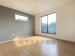 7帖。主寝室としてお使いいただけそうなこちらのお部屋は、日当たりが良く、爽やかな風を感じて起きる朝は、快適生活の始まりに。 