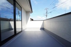 陽当たりの良いバルコニーです。お洗濯やお布団干しはもちろん、日光浴スペースにも＾＾足元は防水工事施工済です。