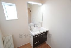 三面鏡裏収納付き洗面化粧台です＾＾ 歯磨きセットやスキンケア用品などの収納に＾＾ランドリースペース上部には窓も付いており換気に便利です＾＾