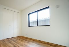 同仕様写真。暖かい日差しが差し込む洋室。たっぷり収納できるクローゼット付きでお部屋の中をすっきりと快適に保てます。