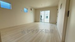 大きな掃き出し窓のあるリビングは、陽光あふれる明るい空間です。ゆったりと寛げる憩いの場となりそうです。 