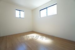 6帖。2面採光を確保した明るい室内は、風通しも良く、大変居心地の良い空間となっております。日当たりがよく、子供部屋としての利用もおすすめ。