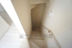 お子様も高齢の方も安心して上り下りができる手摺がついた安心設計です。