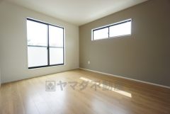 7.2帖。主寝室としてお使いいただけそうなこちらのお部屋は、日当たりが良く、爽やかな風を感じて起きる朝は、快適生活の始まりに。