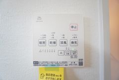 浴室暖房乾燥機には、暖房、乾燥、涼風、換気の4つの機能が付いています。タイマー付きです。換気・雨の日の洗濯も安心です＾＾