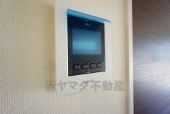 防犯はもちろん、セールスマン対策にもなるモニター付きインターホンです。 来訪者の顔が見えるので安心ですね＾＾