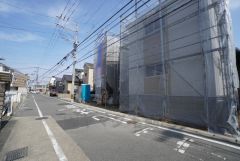 前面道路の幅員が大きいので駐車もラクラクできそうです＾＾