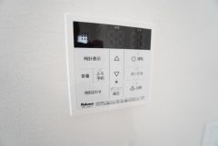 キッチン横からお湯張り、追い炊き、足し湯がボタン一つで楽々操作できる給湯機リモコンです。忙しい夕飯準備の時間帯に重宝しますね。
