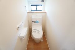1階2階の2ヶ所にトイレがありますので、忙しい朝にも家族に気を使わず、ゆとりが生まれますね＾＾ 小窓付きで換気する時に便利です＾＾