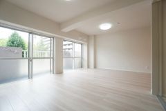 大きな窓のあるリビングは、陽光あふれる明るい空間です。居心地良く、ご家族皆がゆったり寛げる憩いの空間となりそうです。