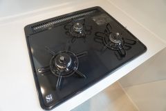 3種類の料理が同時に調理できる、3口ガスコンロ。忙しい夕食の支度時間が短縮できて効率よくお料理が楽しめます。
