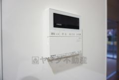 同仕様写真。現況と異なる場合は現況優先となります。おいだき機能つきなのでお風呂に入る時間が異なるご家庭には嬉しいですね。ボタン一つで快適で便利な生活が＾＾