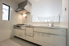 対面式キッチンなのでリビングにいるご家族とコミュニケーションを取りながら洗い物や、お料理が楽しめそうですね＾＾