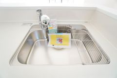 大きなお鍋も楽々洗える幅の広いシンクです＾＾ステンレスシンクなので簡単にお掃除できますよ。洗剤やスポンジもすっきりできる収納付き。