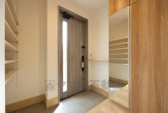 ご家族の靴をスッキリと片付けられるシューズボックス付きの玄関です＾＾スッキリと片付いた玄関は気持ちがいいです。