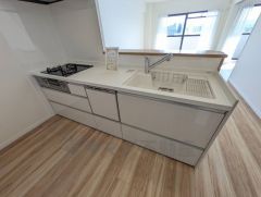 対面式キッチンなのでリビングにいるご家族とコミュニケーションを取りながら洗い物や、お料理が楽しめそうですね＾＾