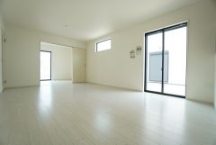 大きな掃き出し窓のあるリビングは、陽光あふれる明るい空間です。ゆったりと寛げる憩いの場となりそうです。