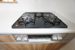 3種類の料理が同時に調理できる、3口ガスコンロ。忙しい夕食の支度時間が短縮できて嬉しいですね。