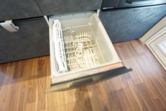 食事の後の手間を解消する食器洗い乾燥機付。冬場の洗い物で手荒れの悩みもなくなります。手洗いよりも節約できて便利。
