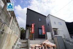 敷地が道路より高い位置にあるため、歩行者から敷地内を覗かれる心配がなく、プライバシーが保たれます。