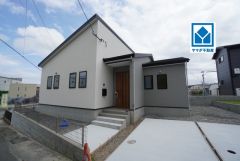 生活がワンフロアで完結する平屋建て＾＾敷地約64坪。駐車3台分を確保＾＾JR「田代」駅(自転車4分/1ｋｍ)